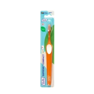 مسواک TePe Supreme Compact نارنجی رنگ با الیاف دو سطحی ویژه برای دسترسی بهتر به فواصل دندانی